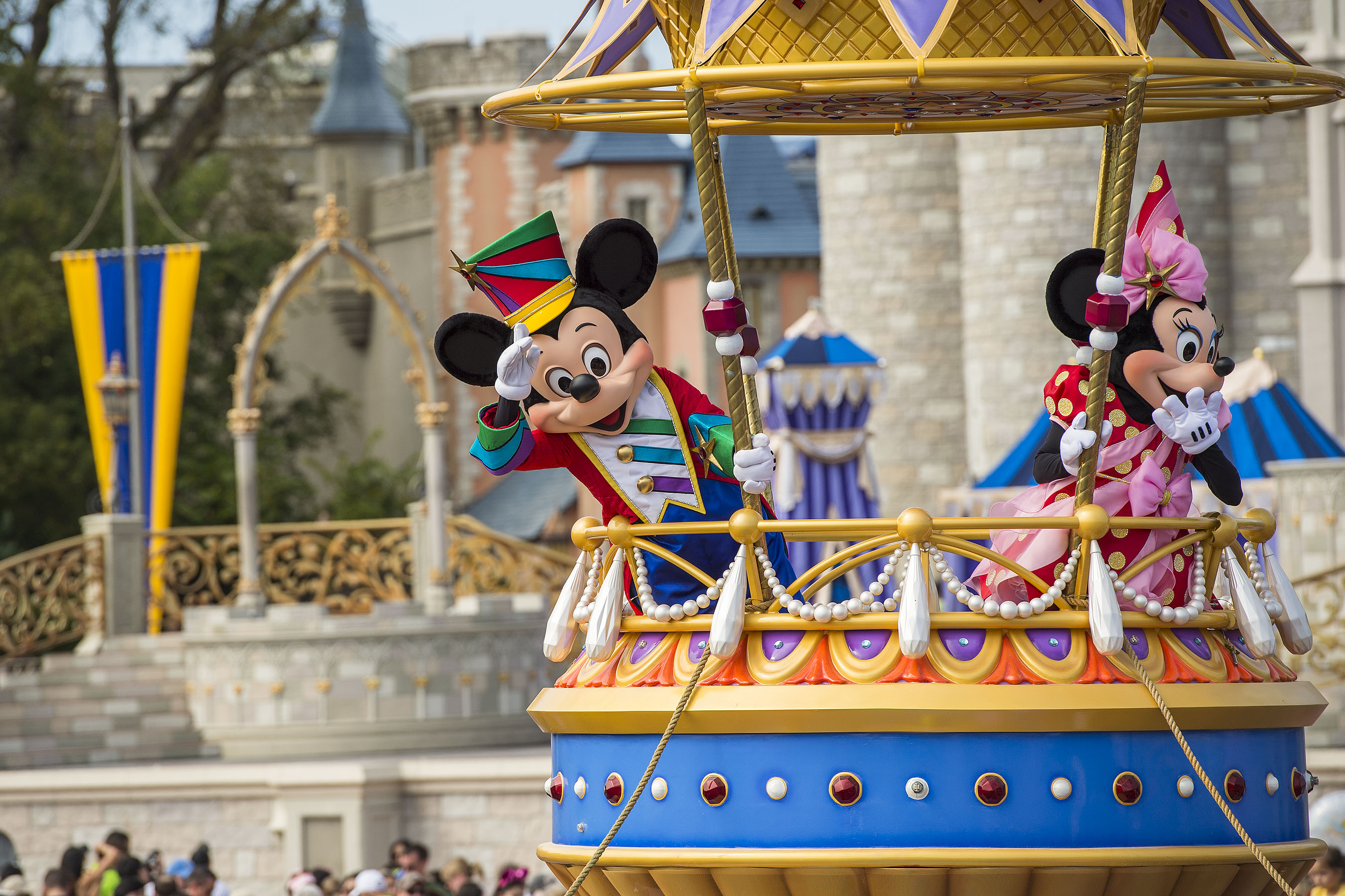 Há hipopótamos dançando e atrevidas Bubble Girls com cabelos parecidos com algodão doce celebrando o Storybook Circus em New Fantasyland.