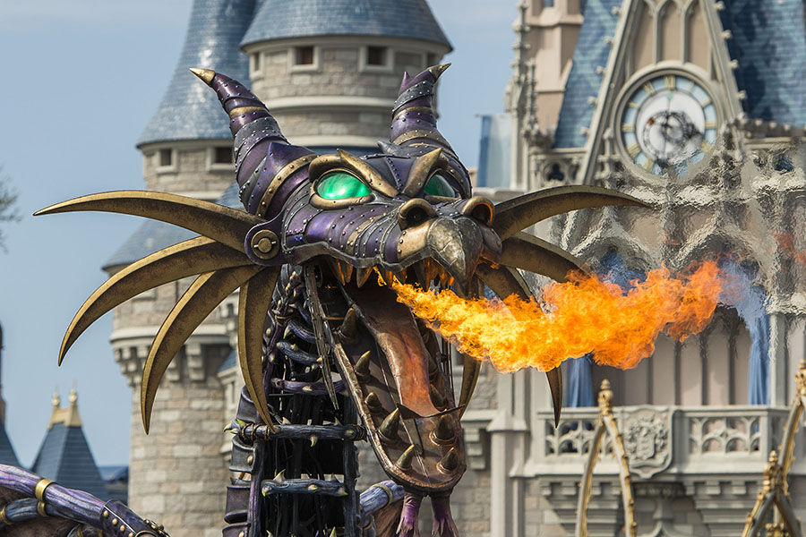 O Dragão Malévola, inspirado no Steampunk, estende-se a 16 metros do focinho à cauda e atinge 8 metros no ar. Os membros da equipe do Disney Parks Live Entertainment se uniram ao designer Michael Curry, ganhador do Tony Award, no desenvolvimento do Dragão Malévola.