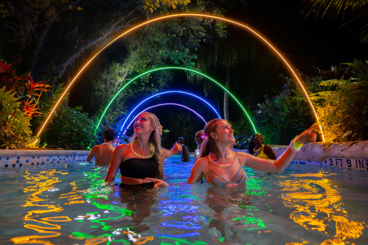 AquaGlow retorna ao Aquatica Orlando com experiências inéditas e muito neon