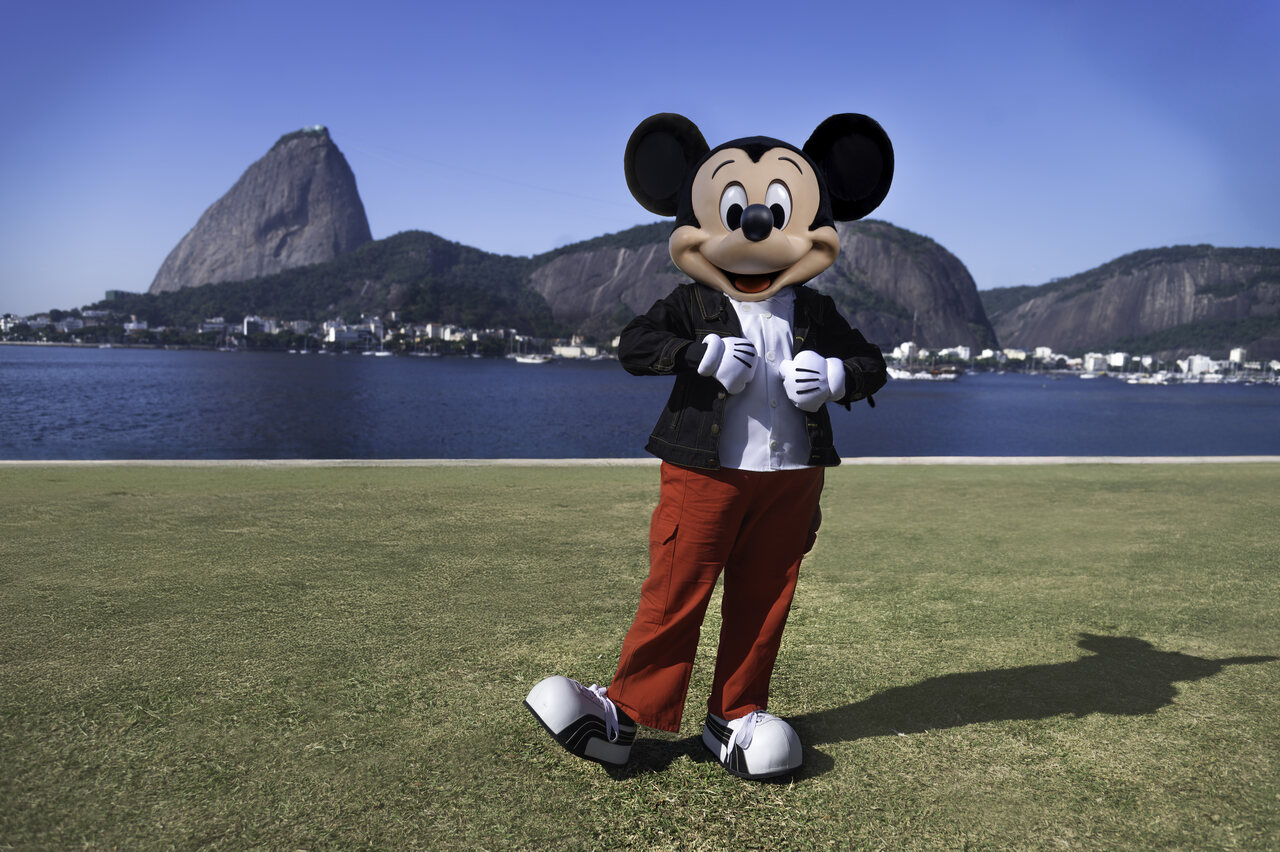 Mickey no Rio De Janeiro: Após Festa Imersiva, Personagem Passeia Pelos Principais Pontos Turísticos da Cidade