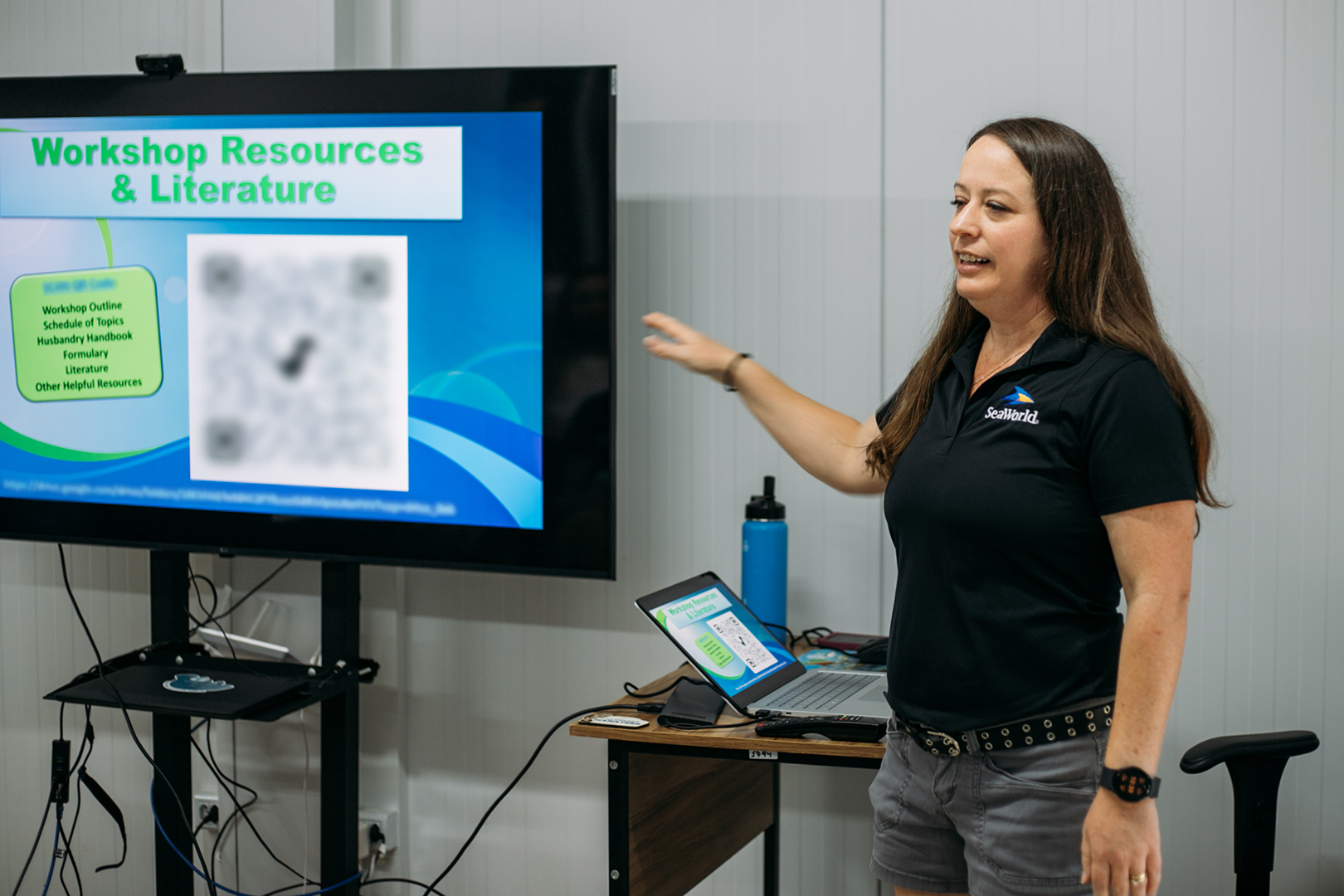 Veterinária do SeaWorld realiza treinamento técnico em reabilitação de peixes-bois na Aquasis